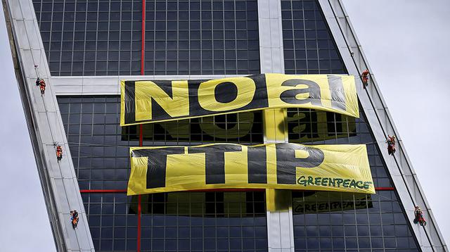 Activistas de Greenpeace protestan en Torres Kio contra el TTIP - 6