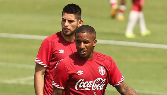 Jefferson Farfán feliz por el regreso de Carlos Zambrano a la Selección Peruana. (Foto: EFE)