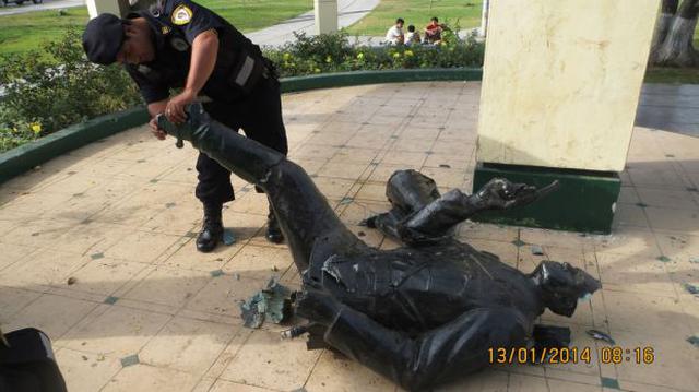 Trujillo: desconocidos destruyeron estatua de héroe de la PNP - 1