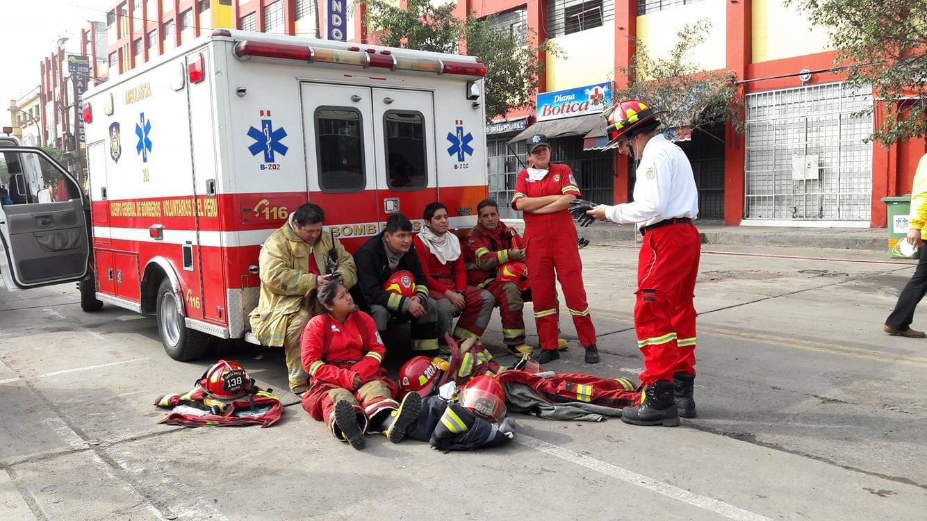 Bomberos cumplen 72 horas trabajando por extinguir en fuego en la galería Nicolini. (Foto: Jorge Malpartida)