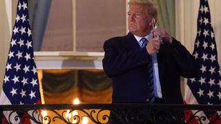 Trump es blanco de críticas por quitarse la mascarilla en su regreso a la Casa Blanca