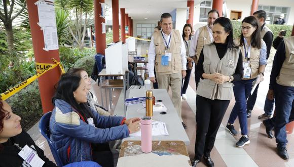 Observadores de OEA "muy contentos" por normalidad de votaciones presidenciales en Ecuador. (EFE)