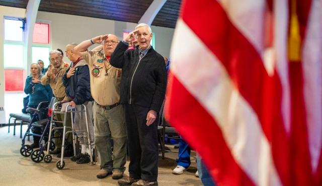 Dough Cuthbertson, que tiene necesidades especiales, se convirtió en Eagle Scout a la edad de 61 años. (Fotos: mlive.com)
