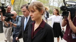 Condenan a la actriz Allison Mack a 3 años de prisión por reclutar mujeres para la secta Nxivm