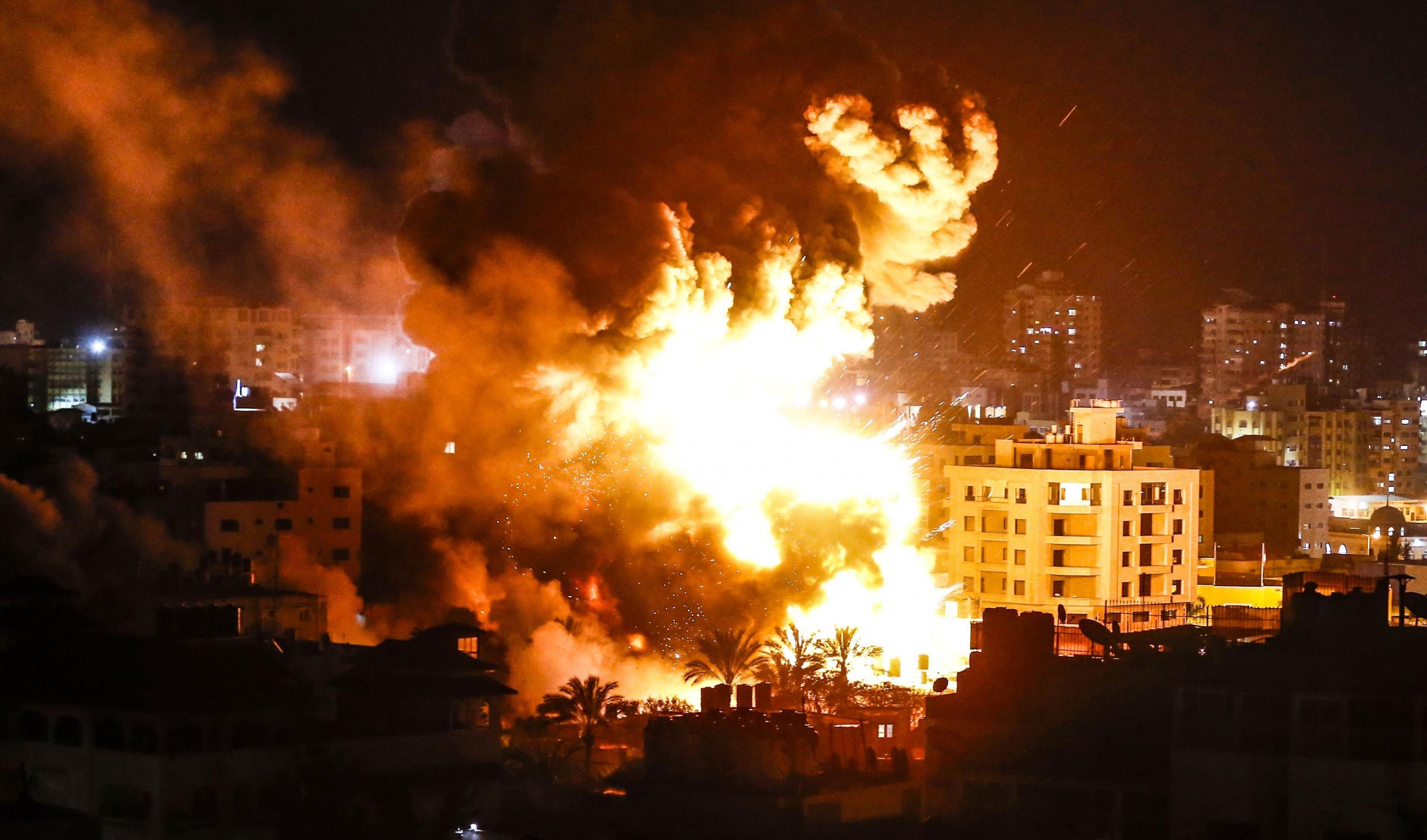 Israel bombardea objetivos de Hamas en la franja de Gaza en respuesta a cohete disparado sobre una casa de Mishmeret, en Tel Aviv. (AFP).