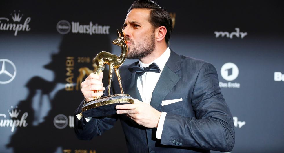 Claudio Pizarro y el premio Bambi 2018 que ganó en Alemania. (Foto: Reuters)