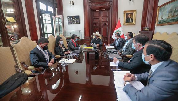 El jefe del Estado durante el interrogatorio ante el fiscal supremo Ramiro González y el procurador Daniel Soria. Su abogado, Eduardo Pachas, también participó en la reunión.