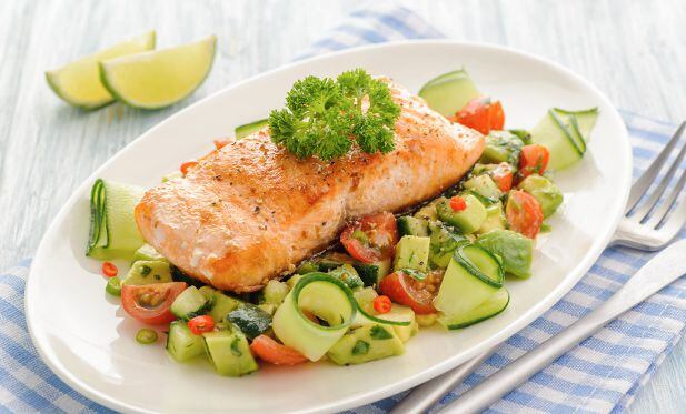 El salmón contribuye a disminuir los niveles de colesterol.