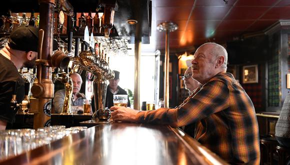 Un grupo de personas se reúne en un bar en Estocolmo, la capital de Suecia, el pasado 1 de abril. (Foto: Reuters).