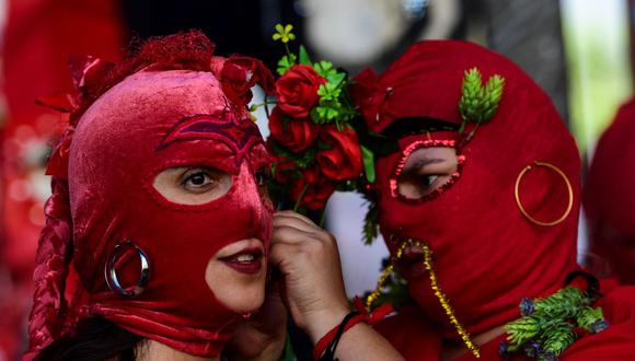 Mujeres participan en una manifestación para conmemorar el Día Internacional de la Mujer en Santiago de Chile, el 8 de marzo de 2021. (Martín BERNETTI / AFP).