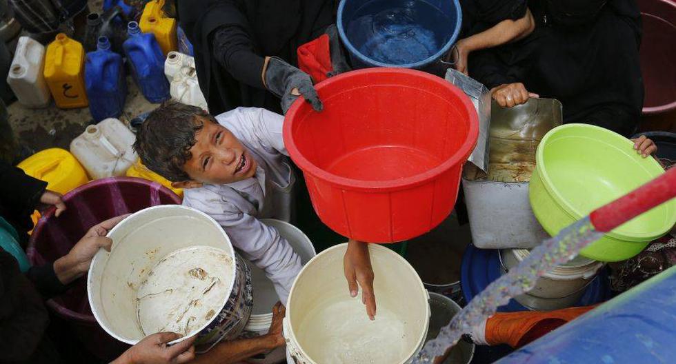 Niño de Yemen aguarda su turno para llenar baldes ante escasez en su ciudad natal. (Foto: EFE)