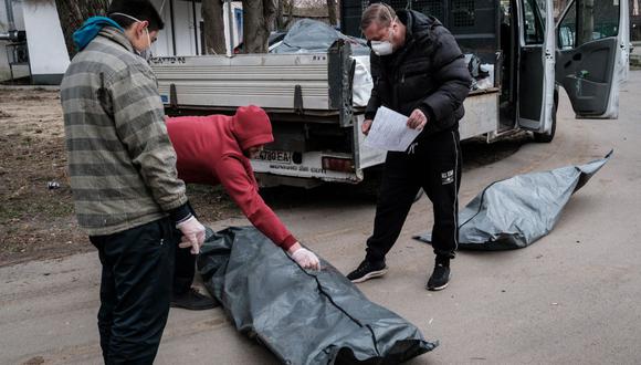 Yevhen Pasternak confirma que una de sus dos tías que fue asesinada está en una bolsa para cadáveres en una morgue en Bucha, el 18 de abril de 2022. (Yasuyoshi CHIBA / AFP).