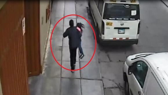 Imágenes captadas por cámaras de seguridad muestran cuando Carlos Alberto Valdivia Carbajal&nbsp;huye con la menor en brazos. (Captura: América Noticias)