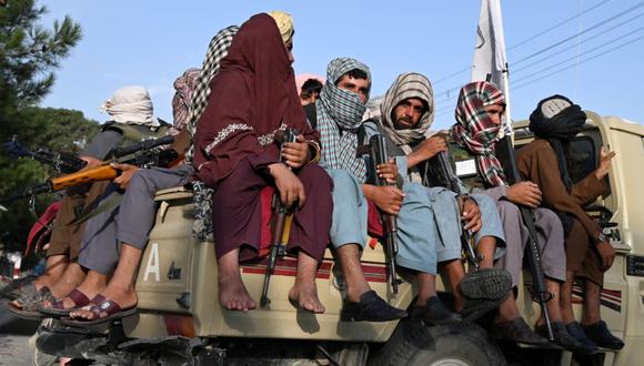 Combatientes talibanes en un vehículo patrullan las calles de Kabul como en la capital, los talibanes han impuesto cierta sensación de calma en una ciudad marcada durante mucho tiempo por crímenes violentos, con sus fuerzas armadas patrullando las calles y controlando puestos de control. (Foto: Wakil KOHSAR / AFP)