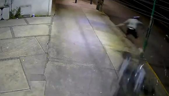 Motociclista muere tras chocar a toda velocidad con poste de luz en Xochimilco, México. (Captura de video).