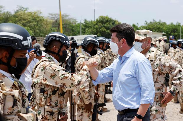 Last April, Colombian Defense Minister Diego Molano greeted soldiers during military exercises in La Guajira. EFE / Mauricio Dueñas Castañeda