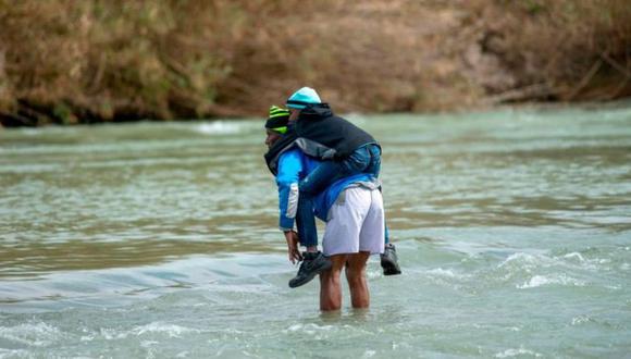 Familias de migrantes con niños cruzan cada día el Río Bravo en su intento por llegar a Estados Unidos. Foto: AFP