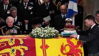 Los británicos se despiden del féretro de la reina Isabel II en Edimburgo, Escocia