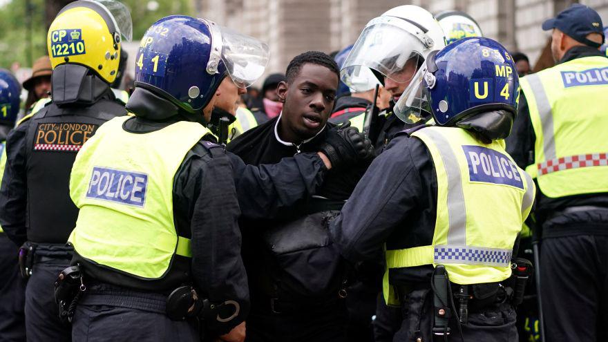 Las manifestaciones por la muerte del afroamericano George Floyd se vivieron este sábado en Londres, Pretoria, París, Berlín y Sídney, entre otras ciudades del mundo. En la imagen, policías contienen a un joven en Londres. (Foto: Reuters / Henry Nicholls)
