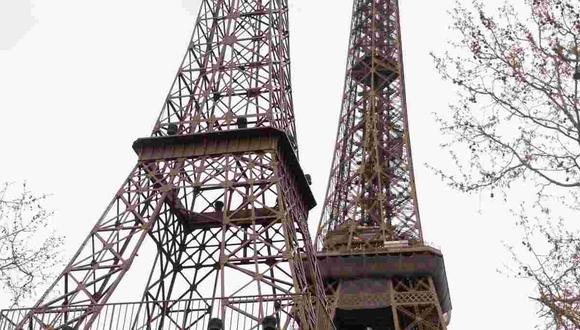 Una réplica original de la icónica Torre Eiffel fue instalada en los Campos de Marte en París (Foto: Twitter @parís)