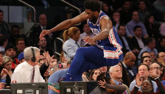 El  jugador de Philadelphia 76ers, Joel Embiid,  casi chocó con la actriz Regina King. En su intento de evitar el choque cayó sobre un periodista. (Foto: Captura).