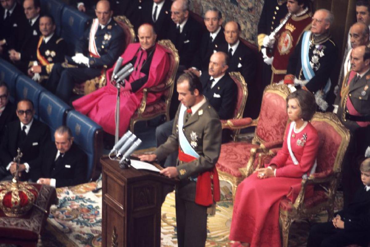 Don Juan Carlos de Borbón, durante su discurso de jura como Rey en el Congreso de los Diputados, en1975. (EFE/ Luis Millán).