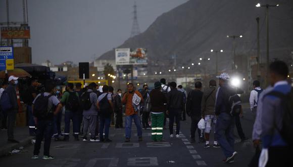 Contingente policial resguarda algunos paraderos en el toque de queda en Lima y Callao. Fotos: César Grados/@photo.gec