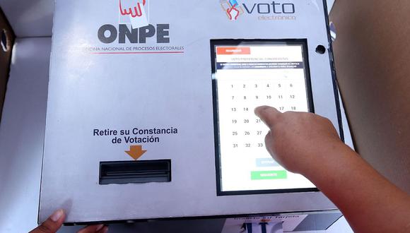 En la máquina de voto electrónico, se podrá seleccionar, primero, el partido, y luego el número del candidato preferencial. (Foto: Andina)