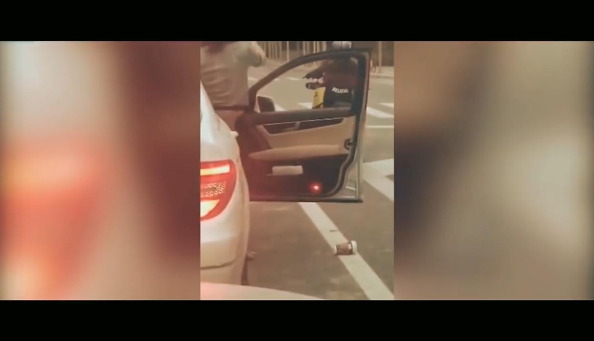 Motociclista devuelve a una conductora la basura que tiró de su coche y la escena se hace viral en Facebook. (YouTube | MY NEWS TV)