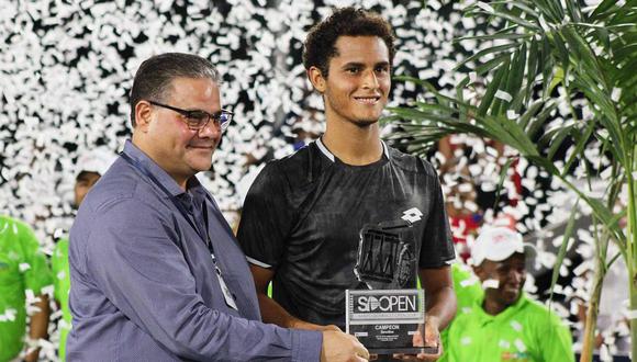 Juan Pablo Varillas recibiendo el galardón del ATP Challenger de Santo Domingo. (Foto: Agencias)
