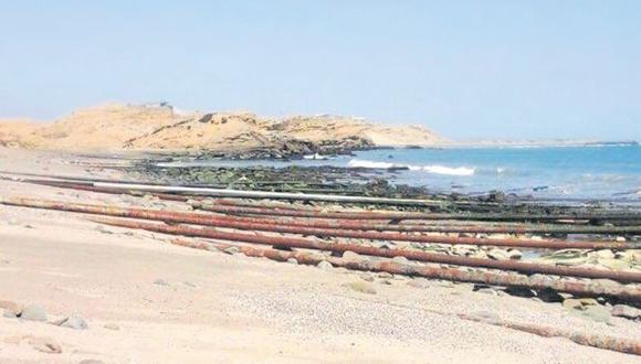 Piura: decenas de tubos metálicos afectan la playa Lobitos