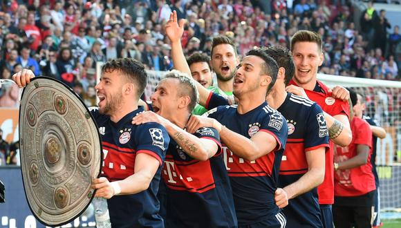 Bayern Múnich arrolló al Augsburgo en condición de visitante y se coronó campeón de la Bundesliga por sexta vez consecutiva a falta de cinco fechas para el cierre del certamen teutón. (Foto: AFP)
