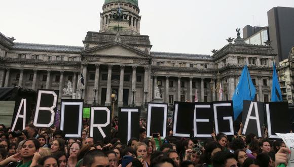 Cientos de personas se manifestaron el lunes en Argentina para pedir que el Congreso apruebe un proyecto de ley que garantice el aborto seguro, legal y gratuito en todo el país. (Foto: EFE/Javier Caamaño)