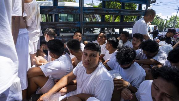 Hombres detenidos por la policía nacional son trasladados a un centro de detención el miércoles en Soyapango, El Salvador, durante el estado de excepción.