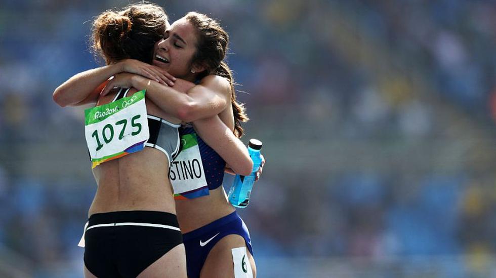 Un abrazo de consuelo entre la atleta neozelandesa Nikki Hamblin (izquierda) y la estadounidense Abbey D&#039;Agostino (derecha).(Foto: Getty Images)