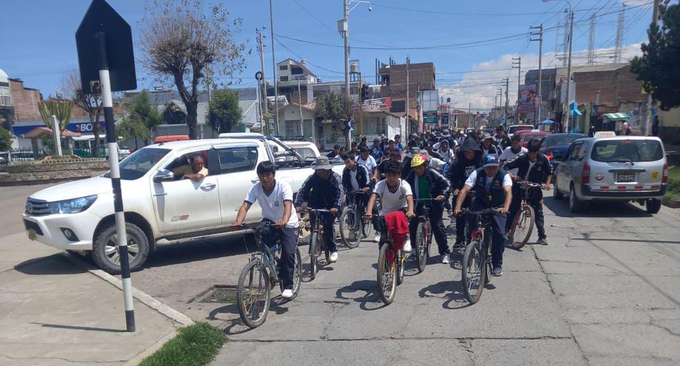 Estudiantes del colegio José Abelardo Quiñones en una bicicleteada.