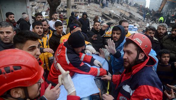 Rescatistas y voluntarios sacan a un superviviente de entre los escombros en Diyarbakir el 6 de febrero de 2023, después de que un terremoto de magnitud 7,8 azotara el sureste del país. (Foto de ILYAS AKENGIN / AFP)