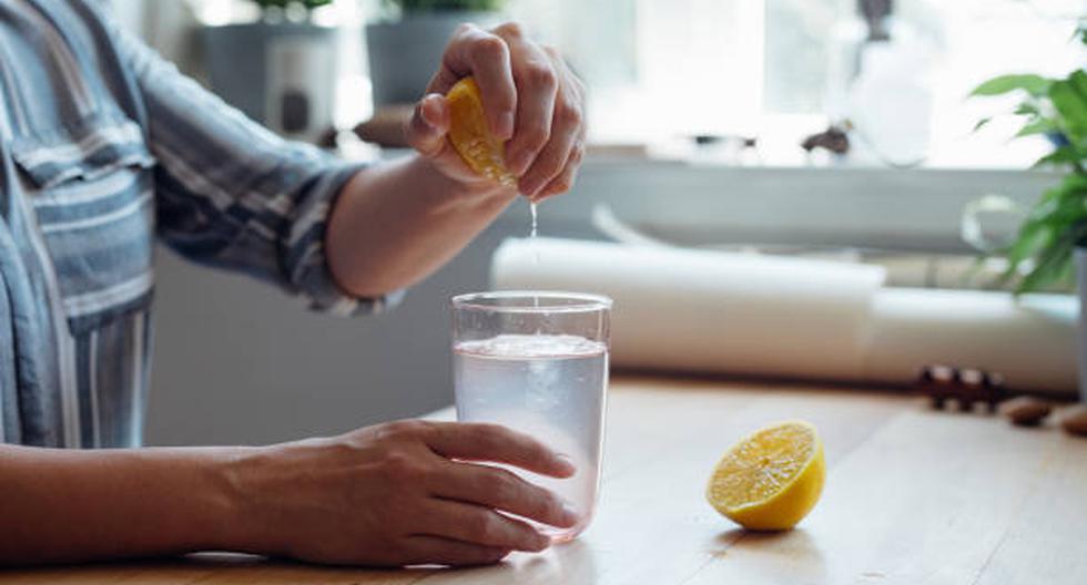 Qué beneficios e inconvenientes existen tras beber agua de limón: esto dice la OMS. (Foto: iStock)