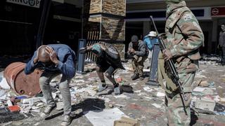 Sudáfrica llama a 25.000 soldados para contener los saqueos y la violencia que ya dejan 117 muertos