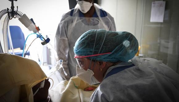 Médicos atienden a un paciente con COVID-19 en Boloña. (Foto: ALAIN JOCARD / AFP)