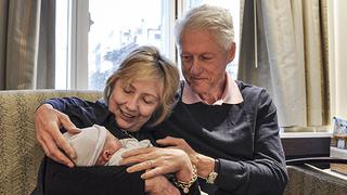 Hillary y Bill Clinton junto a su nuevo nieto [FOTOS]