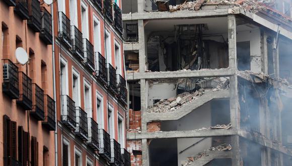 Sale humo de un edificio dañado tras una explosión en el centro de Madrid, España, 20 de enero de 2021. (REUTERS/Susana Vera).