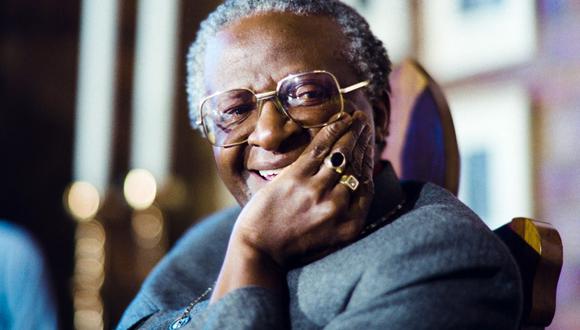 Desmond Tutu, icónico líder religioso y activista a favor de los derechos humanos, celebra hoy sus 90 años. Dentro de su trayectoria destaca su activo papel en contra del régimen apartheid en su país. (Foto: Trevor Samson / AFP / Archivo)
