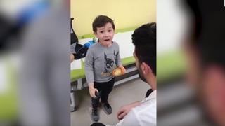 La emoción de un niño que nació sin un brazo al probar una prótesis biónica | VIDEO