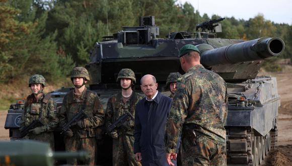 El canciller alemán Olaf Scholz (centro) frente a un tanque de batalla principal Leopard 2. (Ronny HARTMANN / AFP).