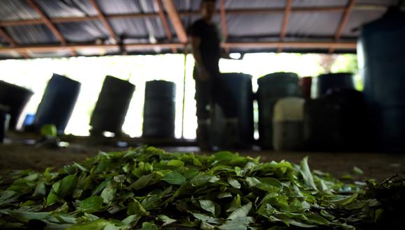 Imagen de archivo | Un hombre trabaja en un laboratorio para la producción de base de coca en el municipio de Tibú, departamento de Norte de Santander, Colombia. (Foto por Schneyder Mendoza / AFP)