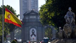 España recuerda en silencio a los fallecidos por el coronavirus en el primero de 10 días de luto oficial | FOTOS