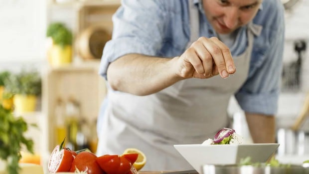 Un cena desequilibrada es la causa de mala digestión, exceso de calorías que se almacenan en depósitos de grasa, insomnio, pesadez y estreñimiento (Foto: Freepik)