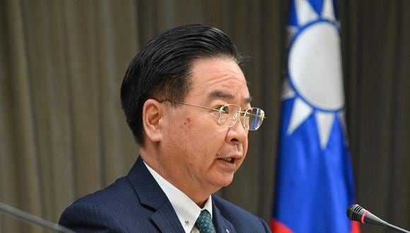 El Ministro de Relaciones Exteriores de Taiwán, Joseph Wu, habla durante una conferencia de prensa en Taipei el 26 de marzo de 2023. (Foto de Sam Yeh / AFP)