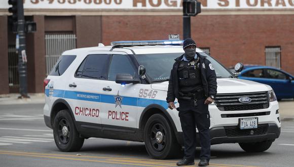 Un oficial de policía de Chicago monitorea la escena después de un tiroteo en Chicago, Illinois, el 14 de marzo de 2021. (Foto de KAMIL KRZACZYNSKI / AFP)